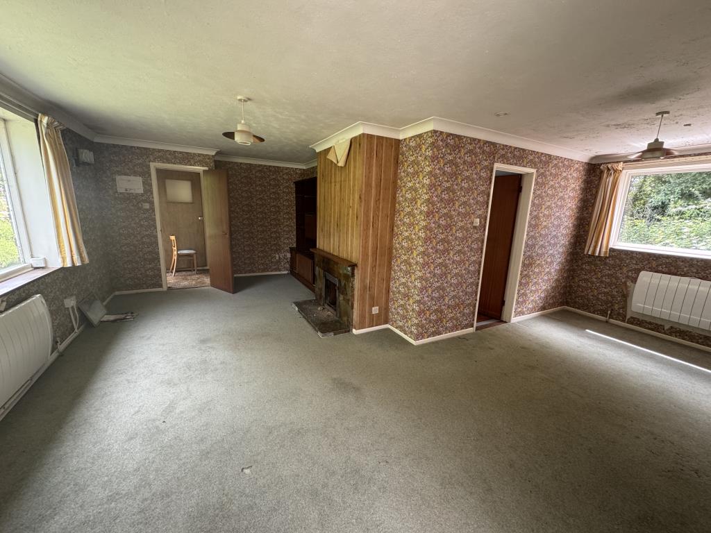 Lot: 17 - DETACHED BUNGALOW FOR IMPROVEMENT - Living room